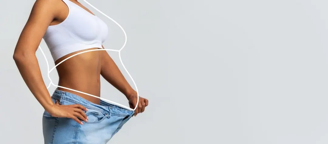 Mulher medindo a cintura com fita métrica