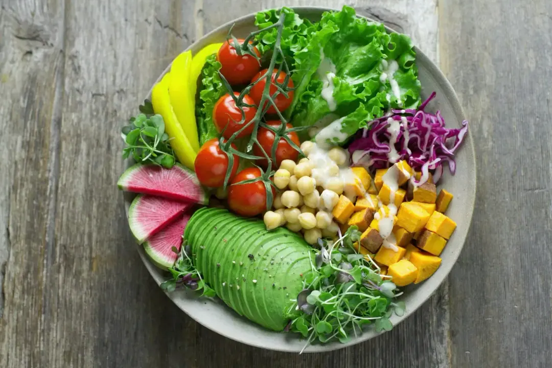 Prato leve com vegetais e proteínas em porção equilibrada