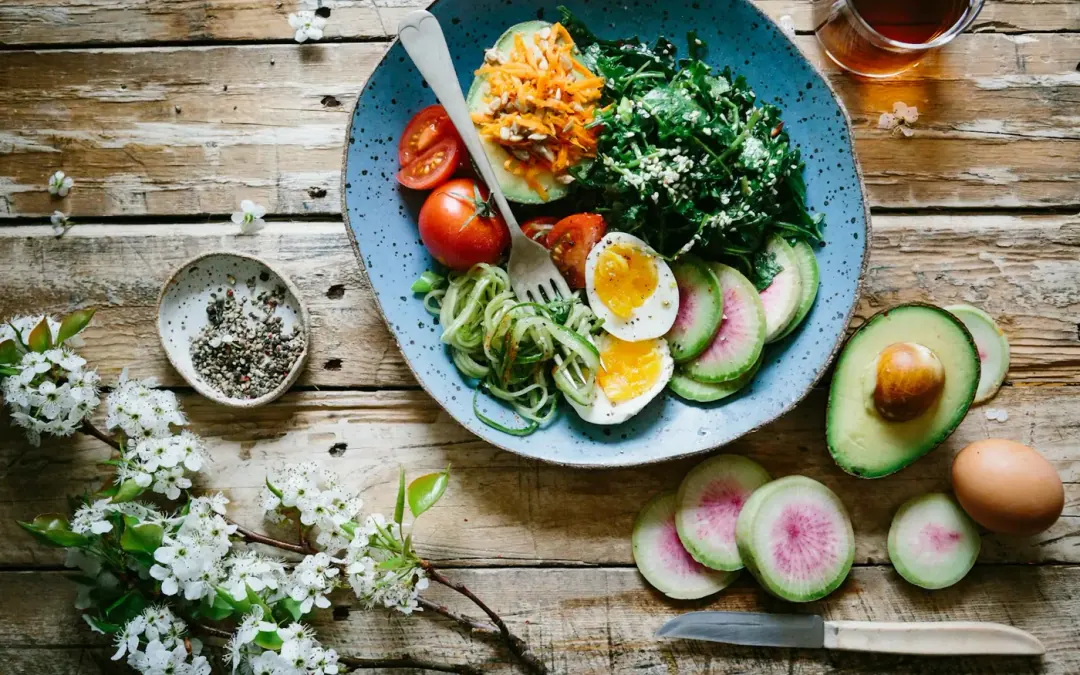 Prato leve com vegetais e proteínas em porção equilibrada